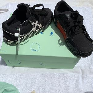 Black/White OFF-WHITE sneakers. Size 35 (5).